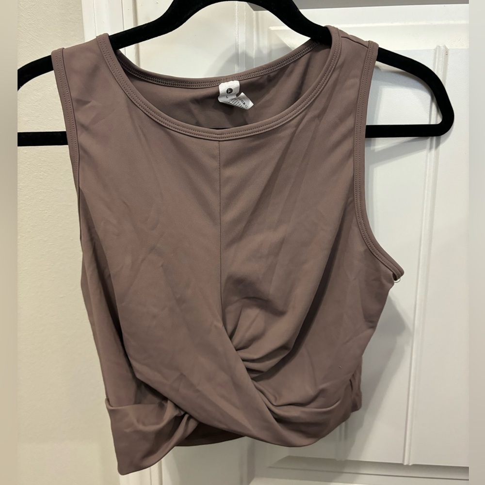 Twist athletic top